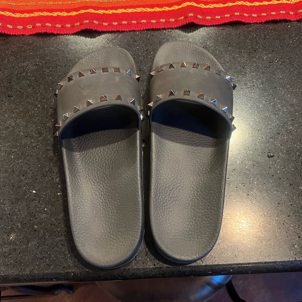 Size US 13 rockstud Valentino slides